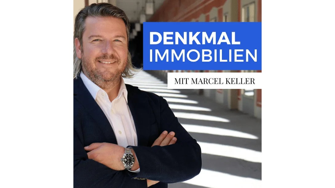Denkmal Immobilien Podcast-Banner mit Marcel Keller auf hellgrauem Hintergrund