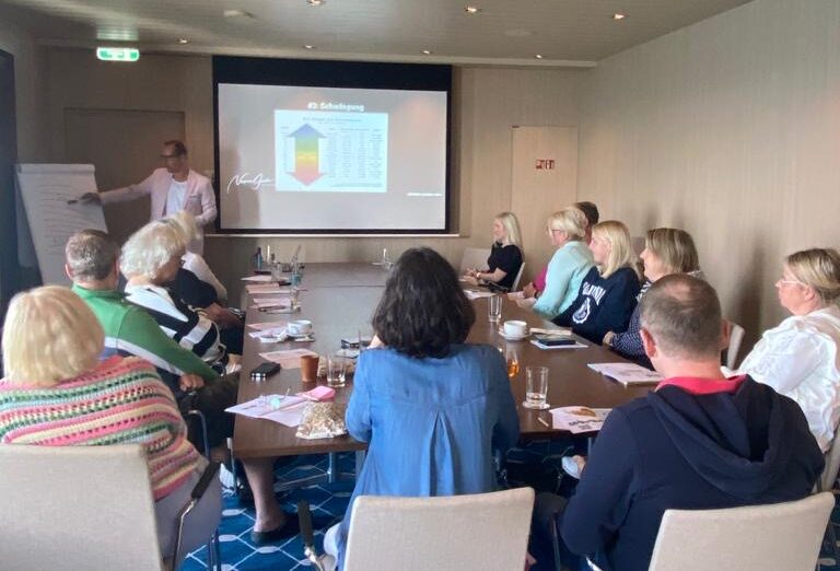 Norman Gräter präsentiert Workshop zum Gesetz der Anziehung im Business vor Publikum