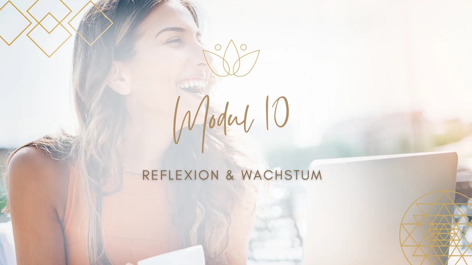 Businessmama Academy Modul 10 mit Frau am Laptop, Lotus-Symbol und geometrischen Elementen in Gold
