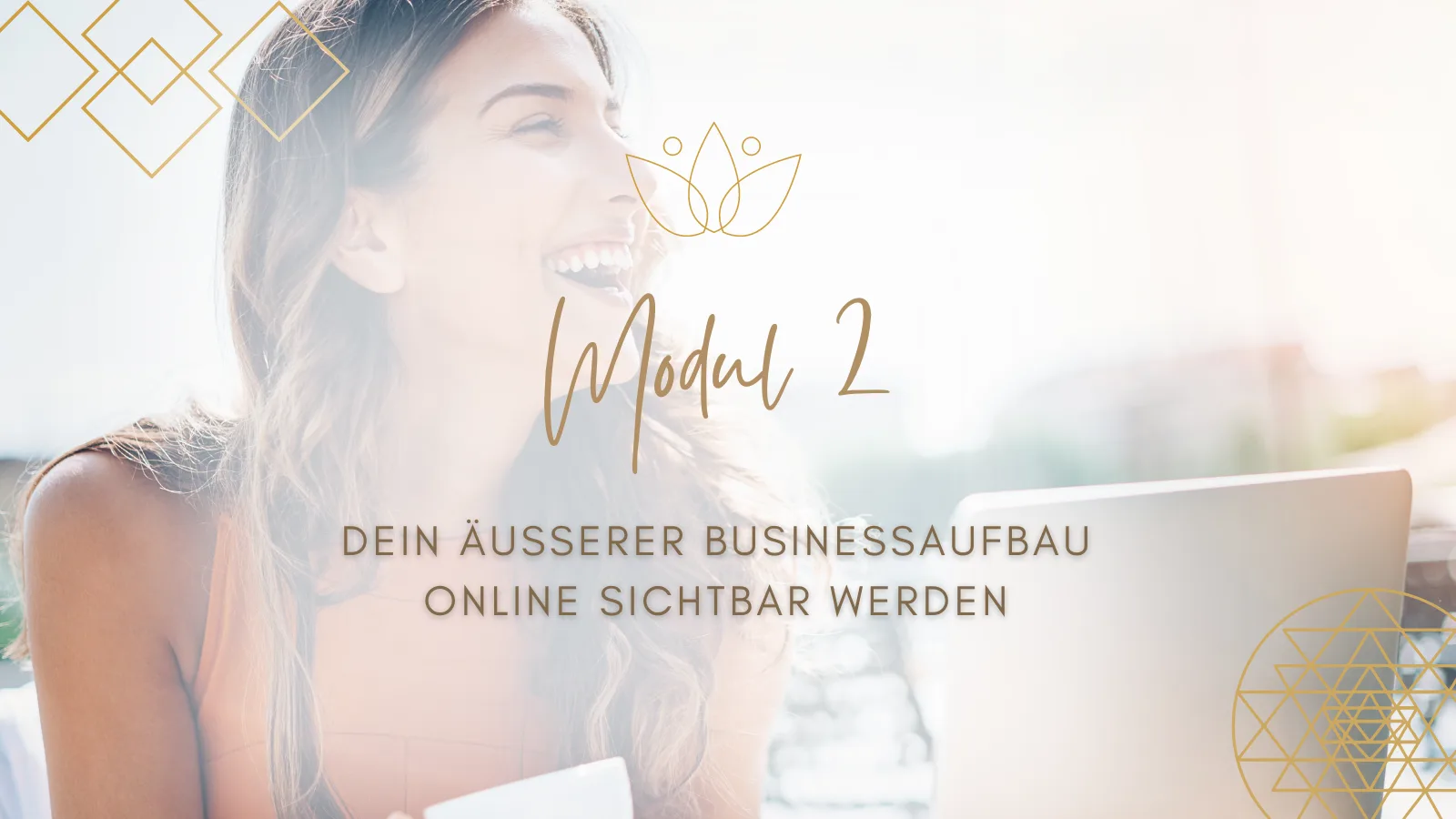 Modul 2 Cover mit Frau am Laptop und goldenem Lotus-Logo