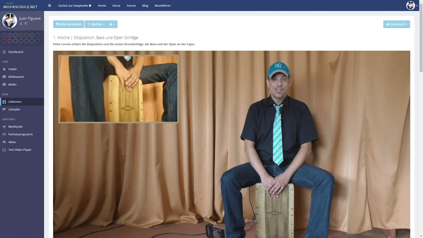 Cajon lernen – Percussion-Videokurs 4 Screenshot des Schulungsbereichs zeigt Peter Lorson mit Cajon und Detailaufnahme der Spieltechnik