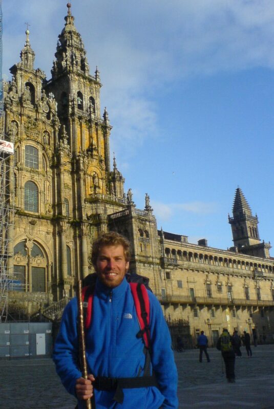 Christoph Erkens am Ziel vor der Kathedrale Santiago de Compostela