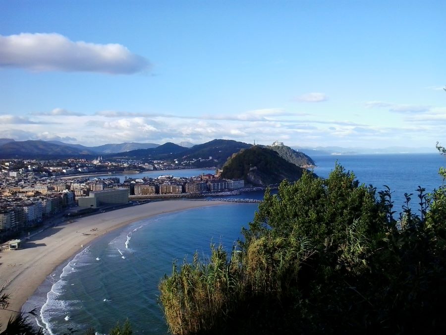 San Sebastian von oben mit Strand, Bucht und Bergen, Küstenstadt-Panorama