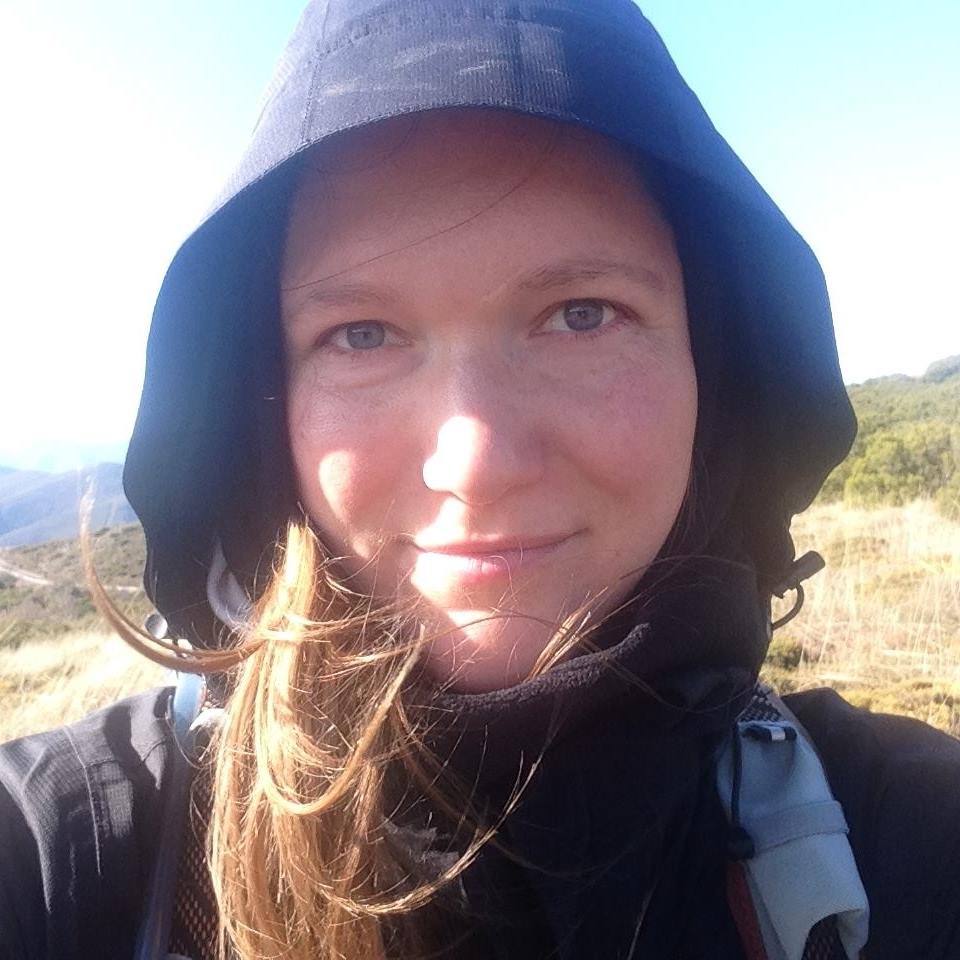 Frau Franzi mit Rucksack lächelnd in Berglandschaft - Kundenstimme zum E-Book