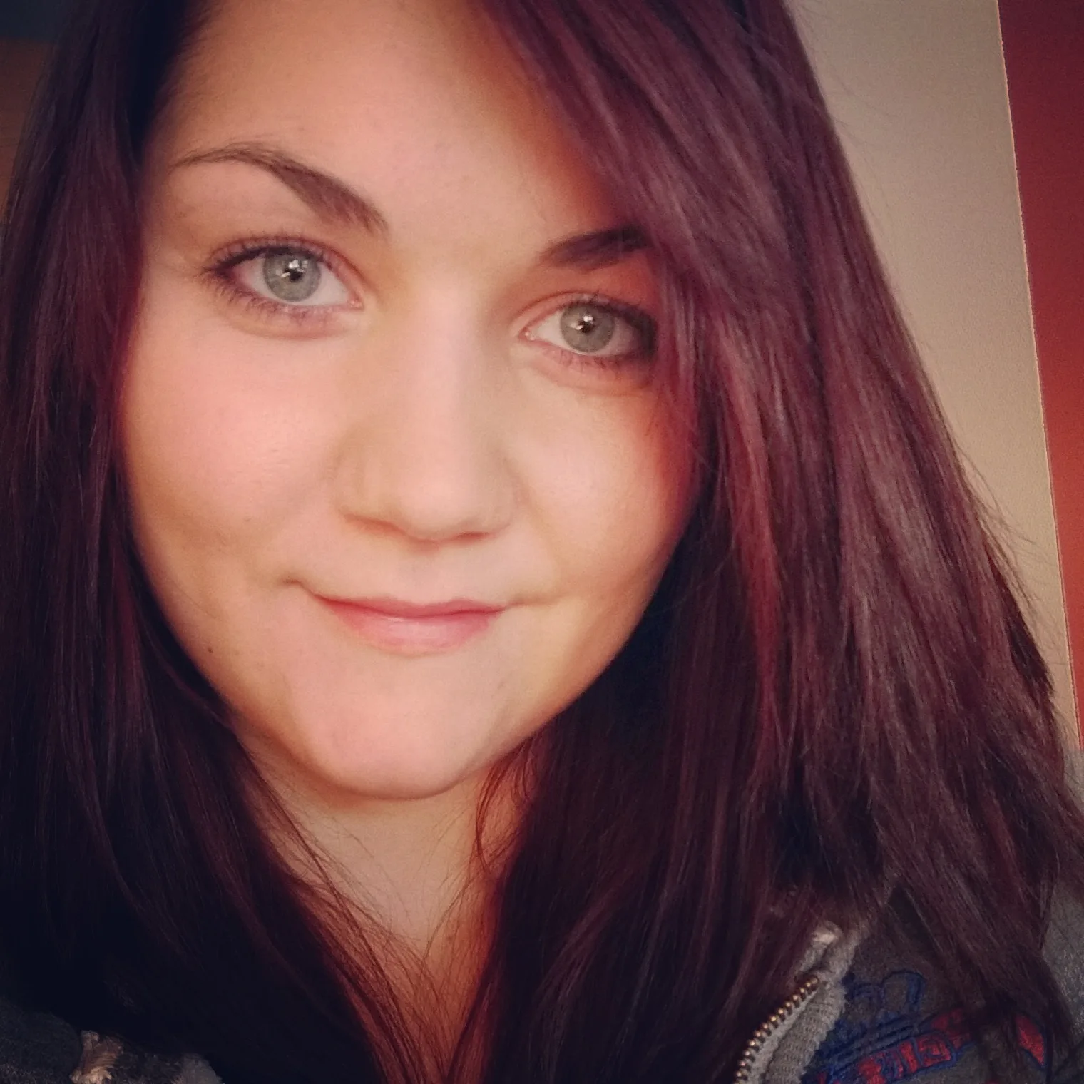 Selfie einer Frau mit dunkelroten langen Haaren