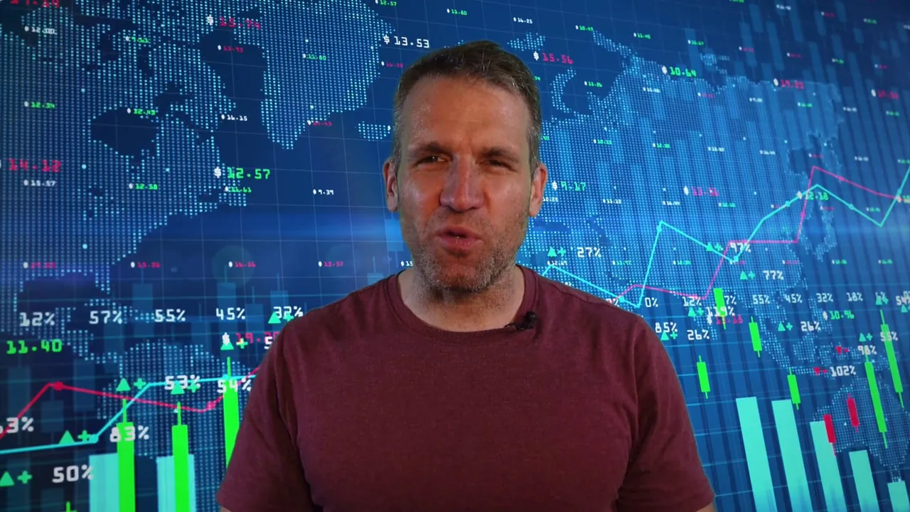 Videostandbild von motzgi vor digitalem Finanz-Dashboard mit Kerzendiagrammen und Weltkartenvisualisierung für Candlestick Tr