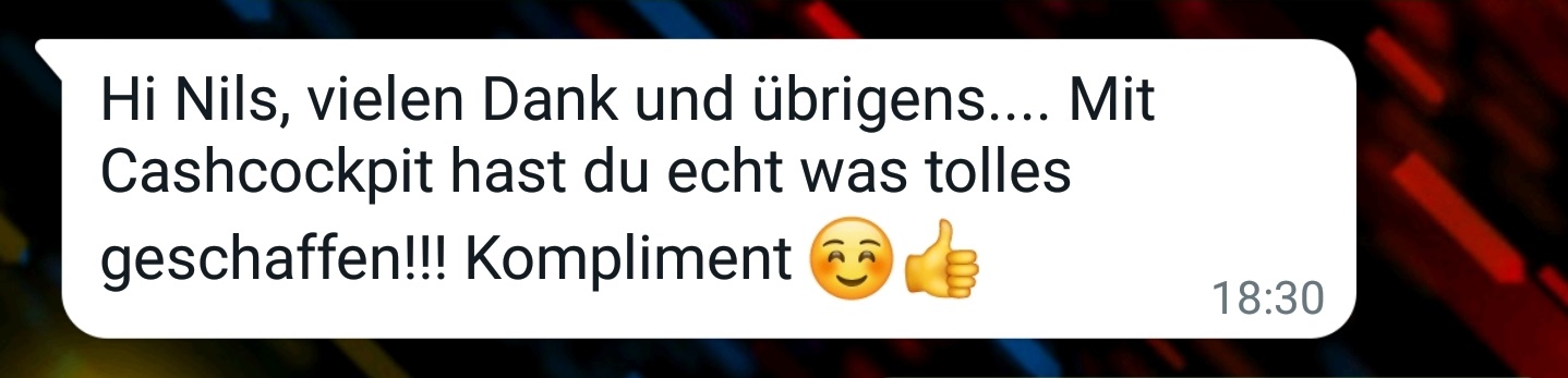 Kundenbewertung Testimonial: Lob für CashCockpit mit Emoji auf Chat-Hintergrund