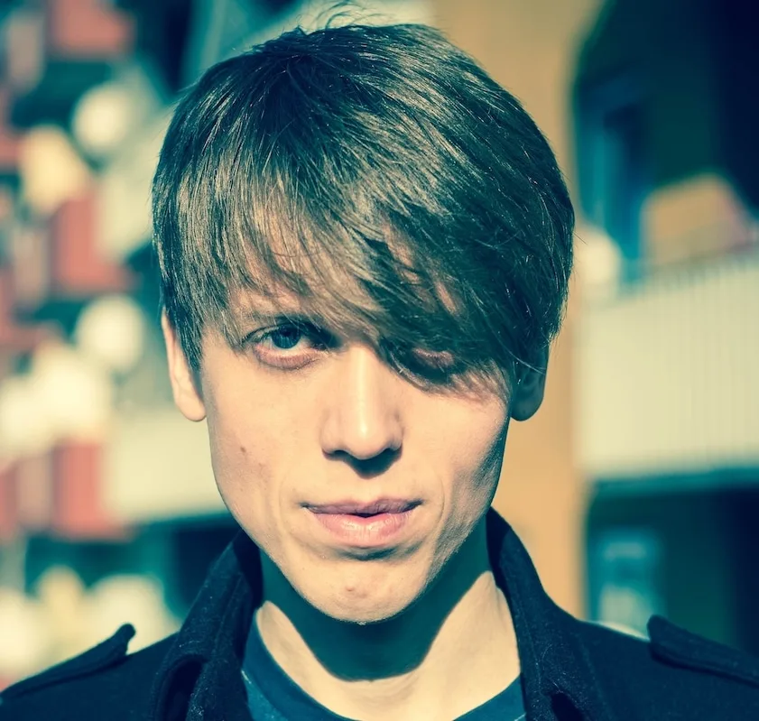 Portrait von Amad, junger Mann mit dunklem Haar und Jacke