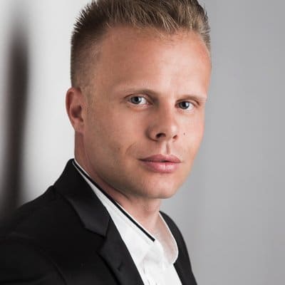 Portrait von Gunnar, Mann in schwarzem Blazer und weißem Hemd