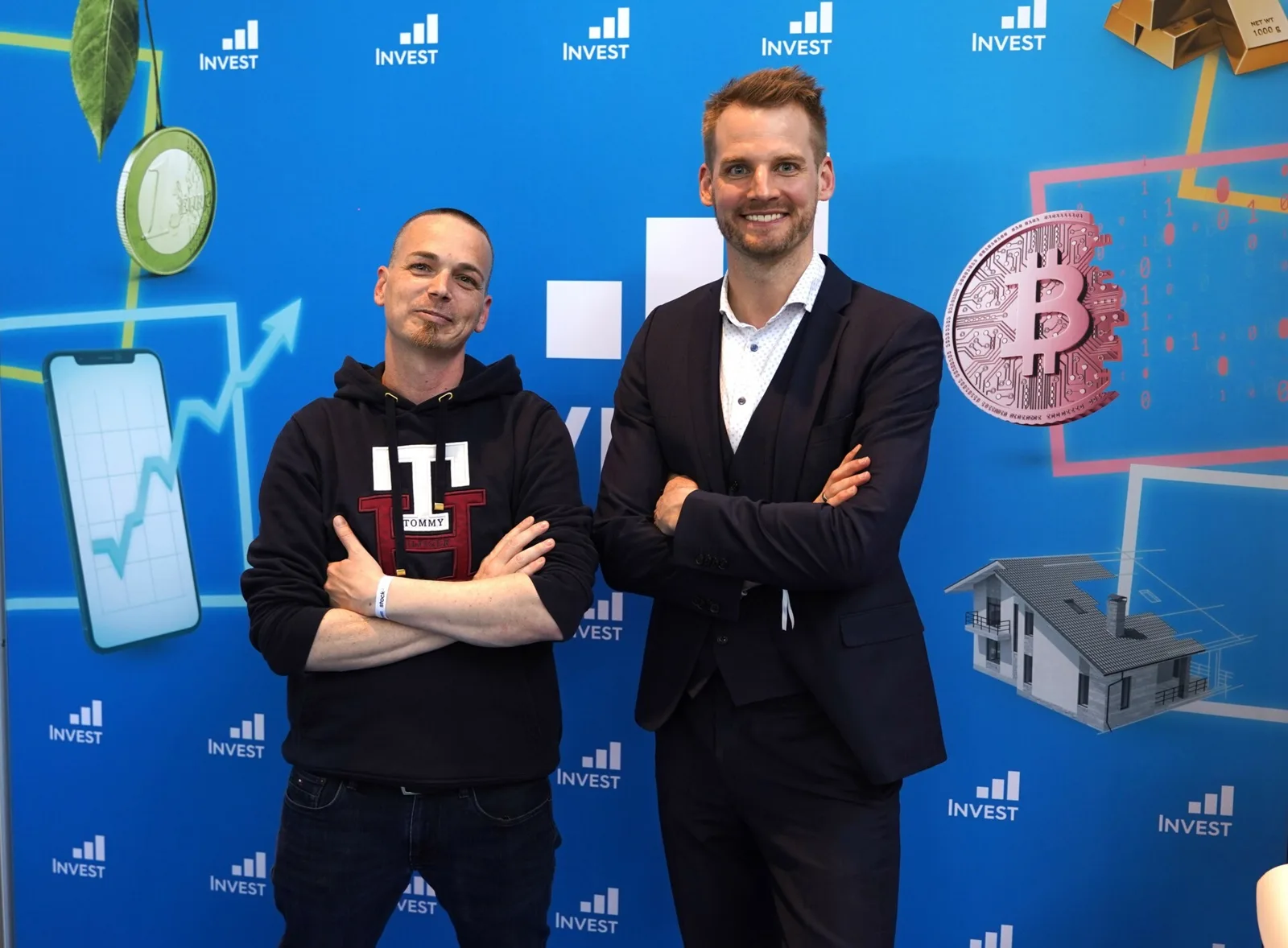 Cashflow Signals Chat – Signaldienst für Trader von Markus Herfert 4 Wolfgang Eisinger und Markus Herfert stehen vor einer blauen Investitions-Backdrop