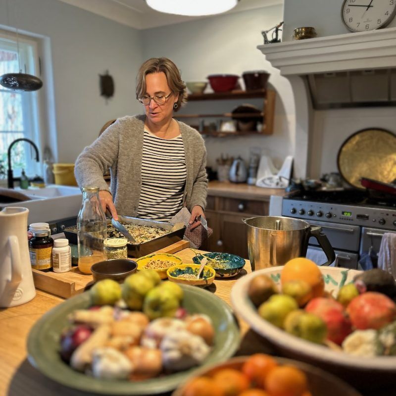 CEO Growth Mentoring – Coaching zur Unternehmensskalierung 18 Frau in Küche mit Schüsseln und Zutaten beim Kochen