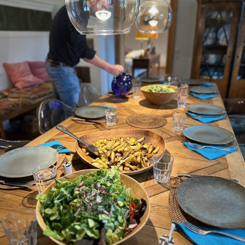CEO Growth Mentoring – Coaching zur Unternehmensskalierung 21 Gedeckter Tisch mit Salat und Kartoffeln beim CEO Growth Mentoring Dinner