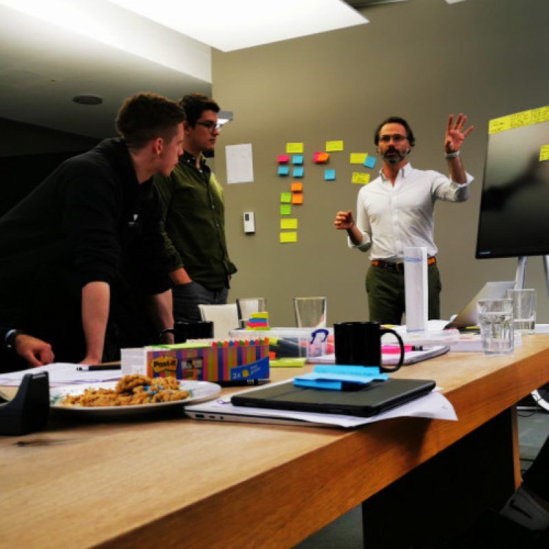 CEO Growth Mentoring – Coaching zur Unternehmensskalierung 22 HEADFOUND Scale-up Workshop mit Moderator und Teilnehmern an Pinwand mit Sticky Notes