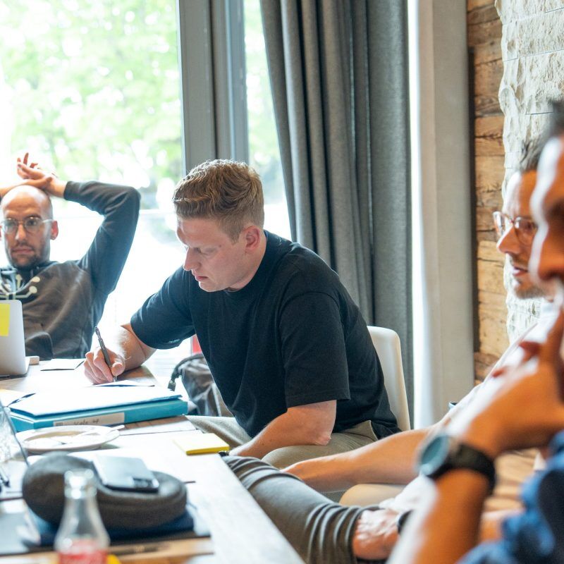 CEO Growth Mentoring – Coaching zur Unternehmensskalierung 23 Teilnehmer beim Green IT Workshop macht sich Notizen während Diskussion