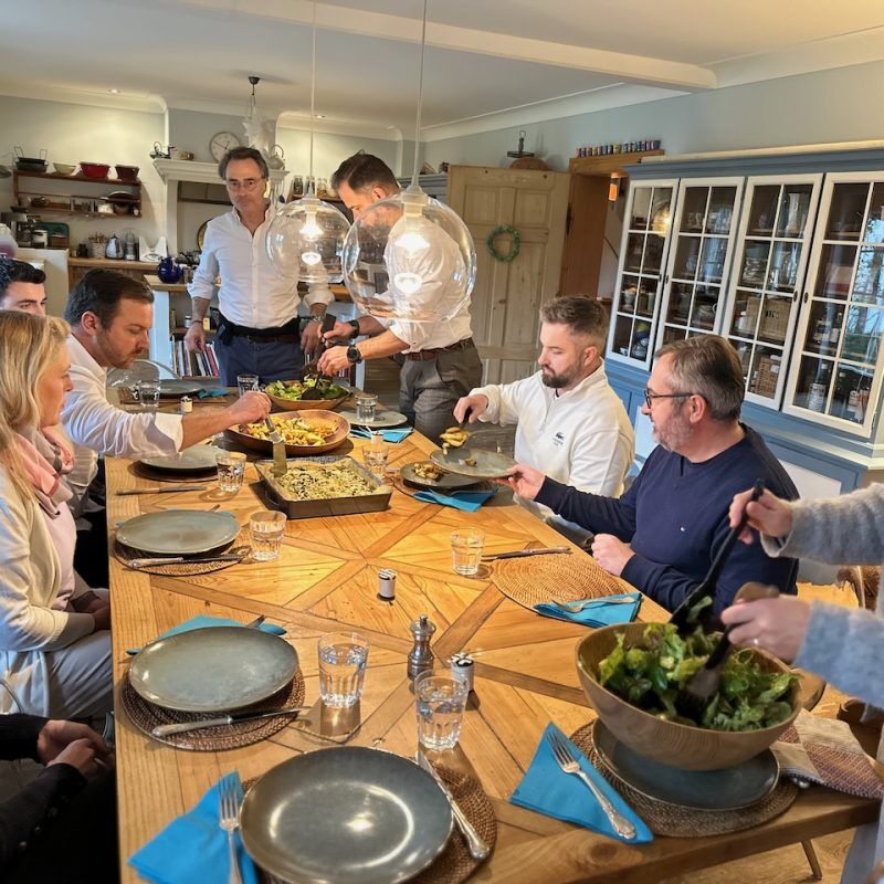 CEO Growth Mentoring – Coaching zur Unternehmensskalierung 24 CEO Growth Mentoring Dinner mit Gruppe beim gemeinsamen Essen und Diskussion