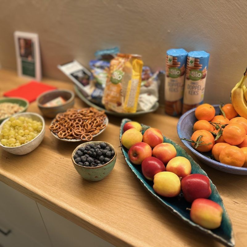 CEO Growth Mentoring – Coaching zur Unternehmensskalierung 11 Tisch mit verschiedenen Snacks, Obst, Nüssen, Getreide und Getränkeflaschen für Veranstaltung