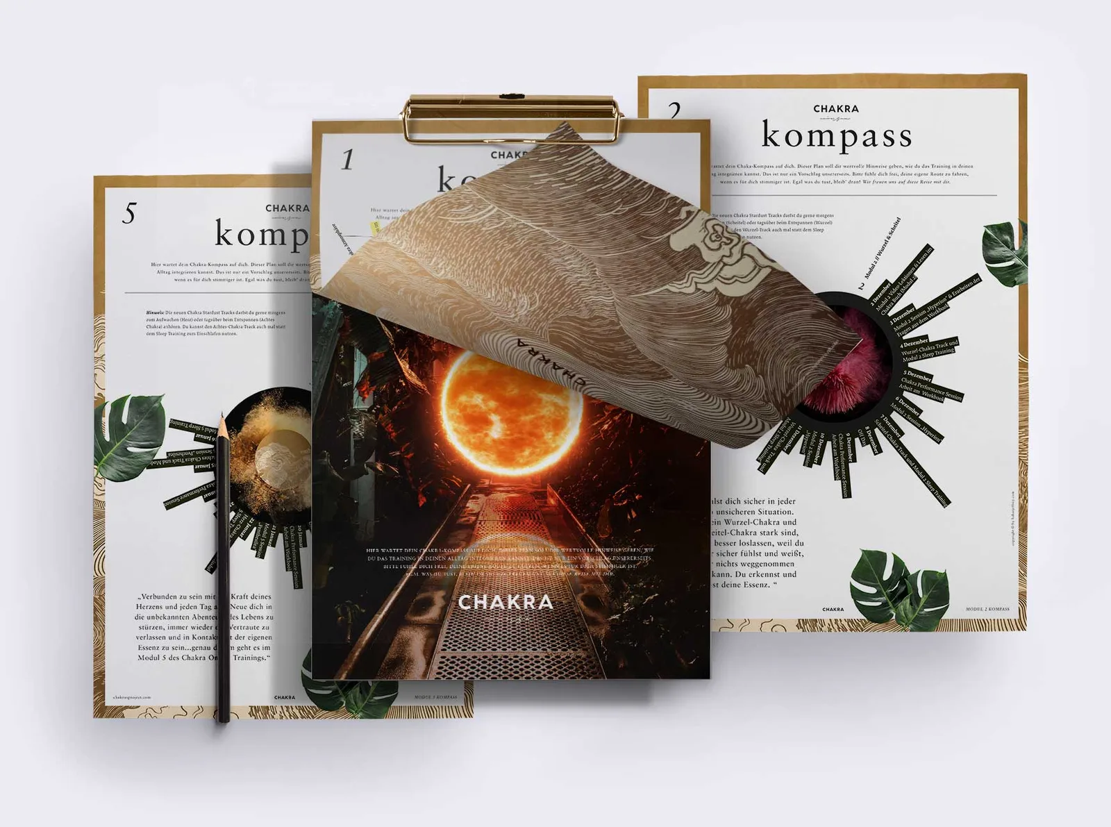 Kompass-Mockup mit mehreren aufgefächerten Broschüren und zentralem Video-Screen, bergförmiges Muster, Blüten, Energiekreis-G