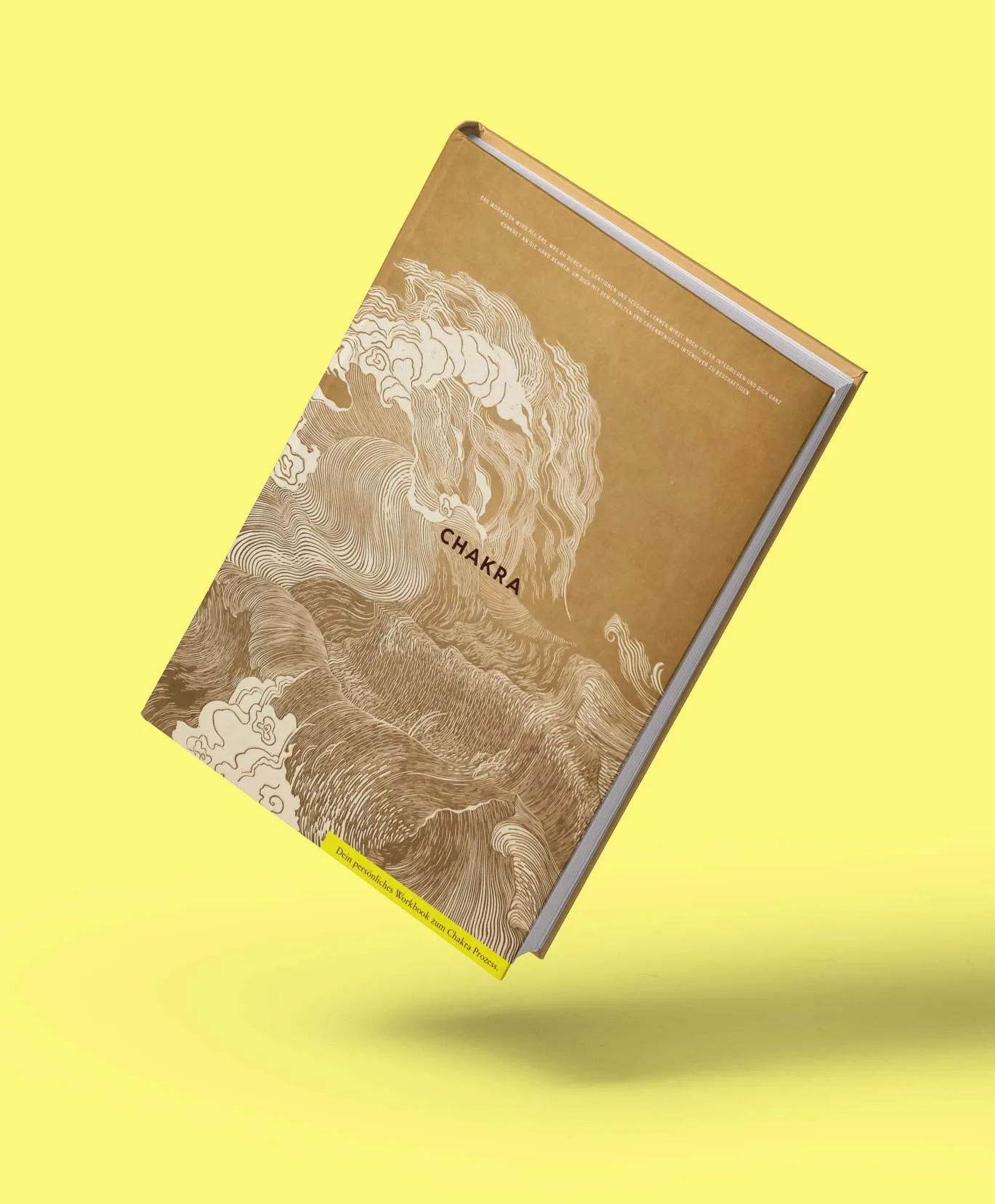 Chakra Workbook auf gelbem Hintergrund, braunes Cover mit Löwen-Illustration und wellenförmigem Muster, 3D-Perspektive