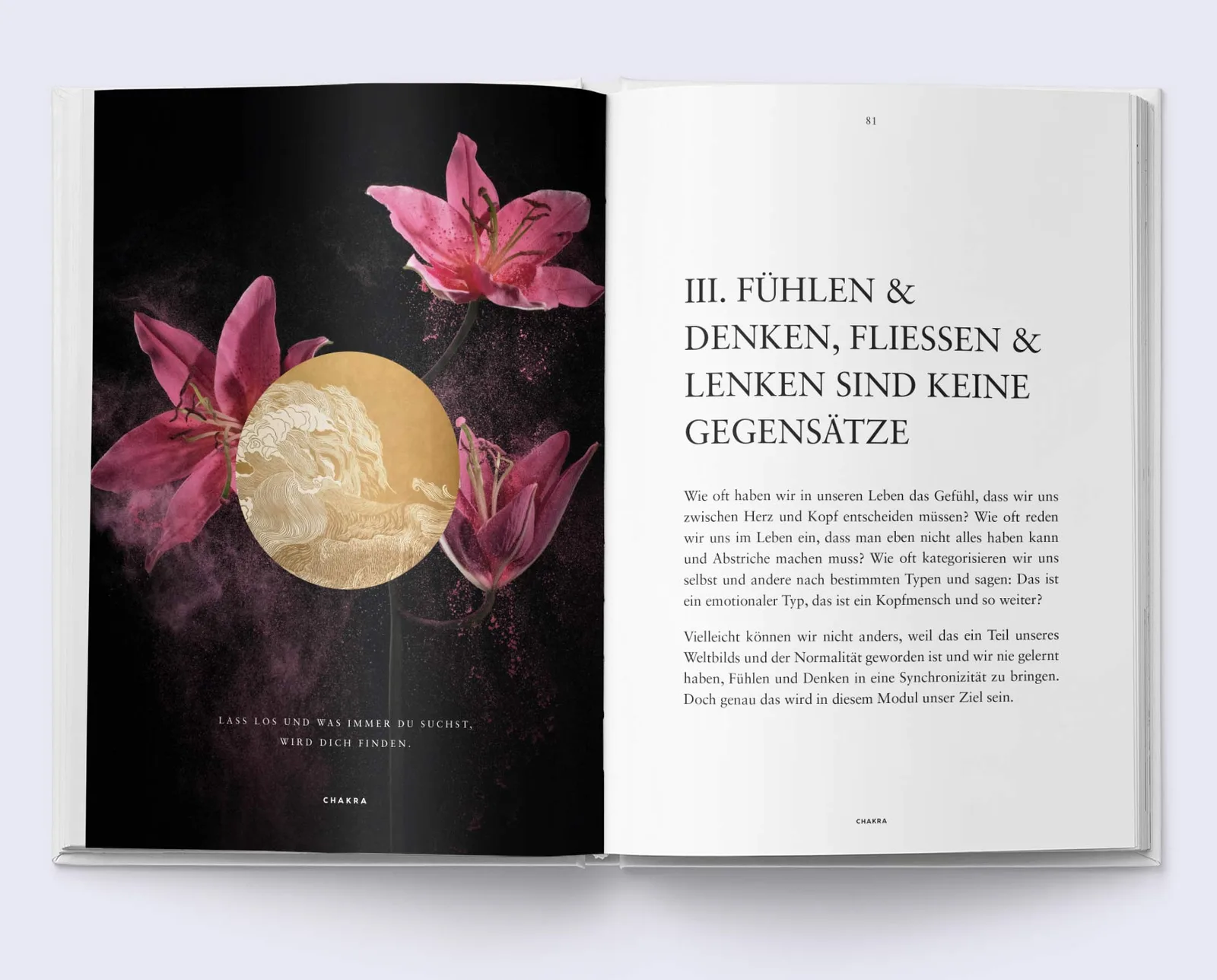 Aufgeschlagenes Buch mit Chakra-Illustration: goldener Kreis mit rosa Blüten auf schwarzem Hintergrund, rechts Textseite mit