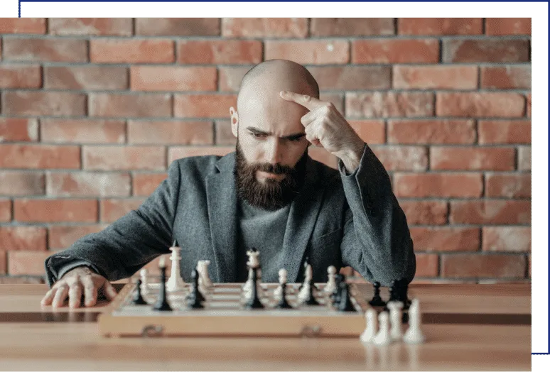 Mann mit Bart konzentriert beim Schachspiel – Chessence Trainingsmodul