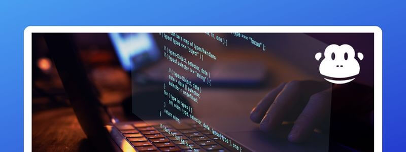 Tastatur mit Code-Elementen und weißes Chimpify-Logo auf blauem Hintergrund