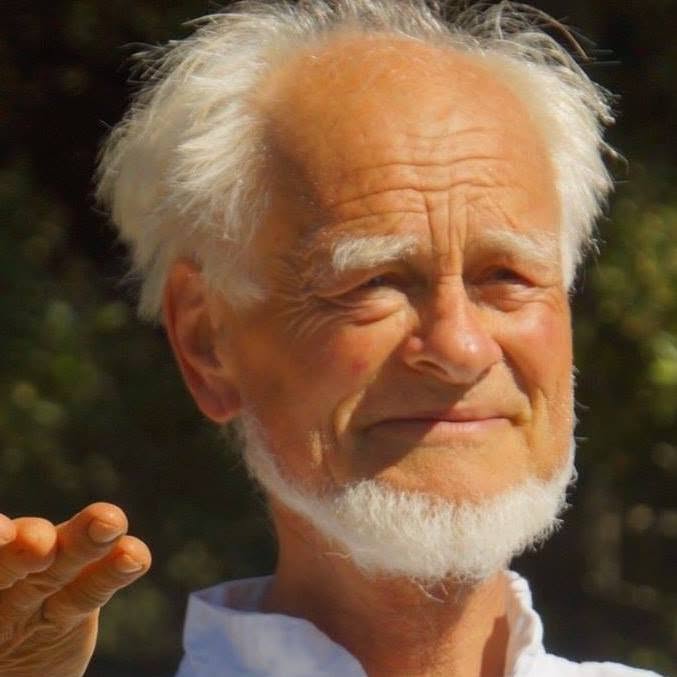 Portrait eines älteren Mannes mit weißem Haar und Bart, Hand erhoben, sonniger Hintergrund