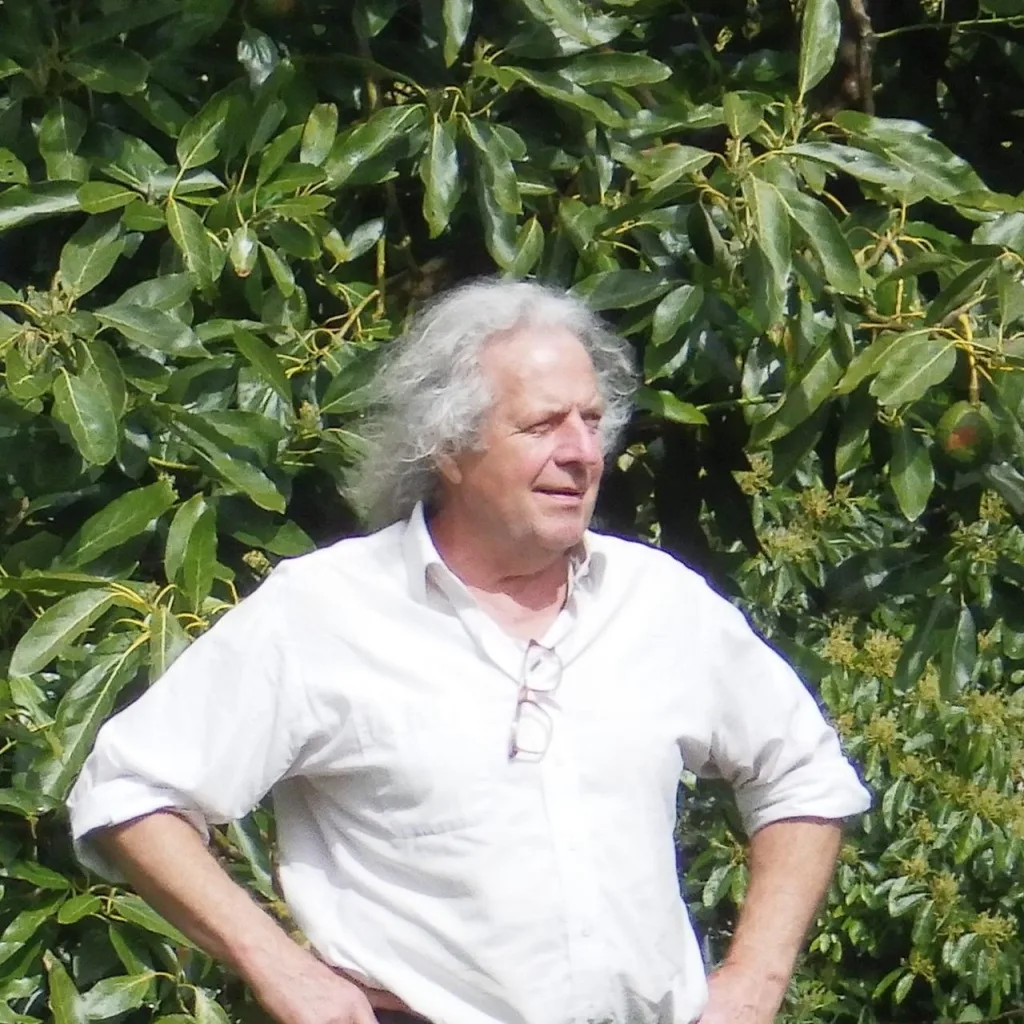 Chlorophyllkongress – Videokongress über Blattgrün von Maria Kageaki 17 Bernhard Scholl, älterer Mann mit weißem Haar, vor grünen Pflanzen im Profil