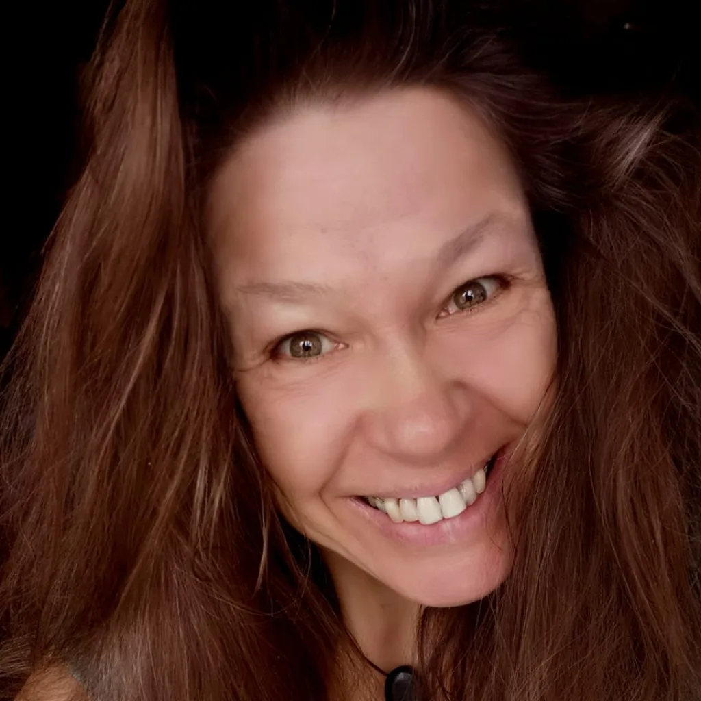 Chlorophyllkongress – Videokongress über Blattgrün von Maria Kageaki 22 Mandy Taute, Frau mit dunklem Haar vor schwarzem Hintergrund, lächelnd