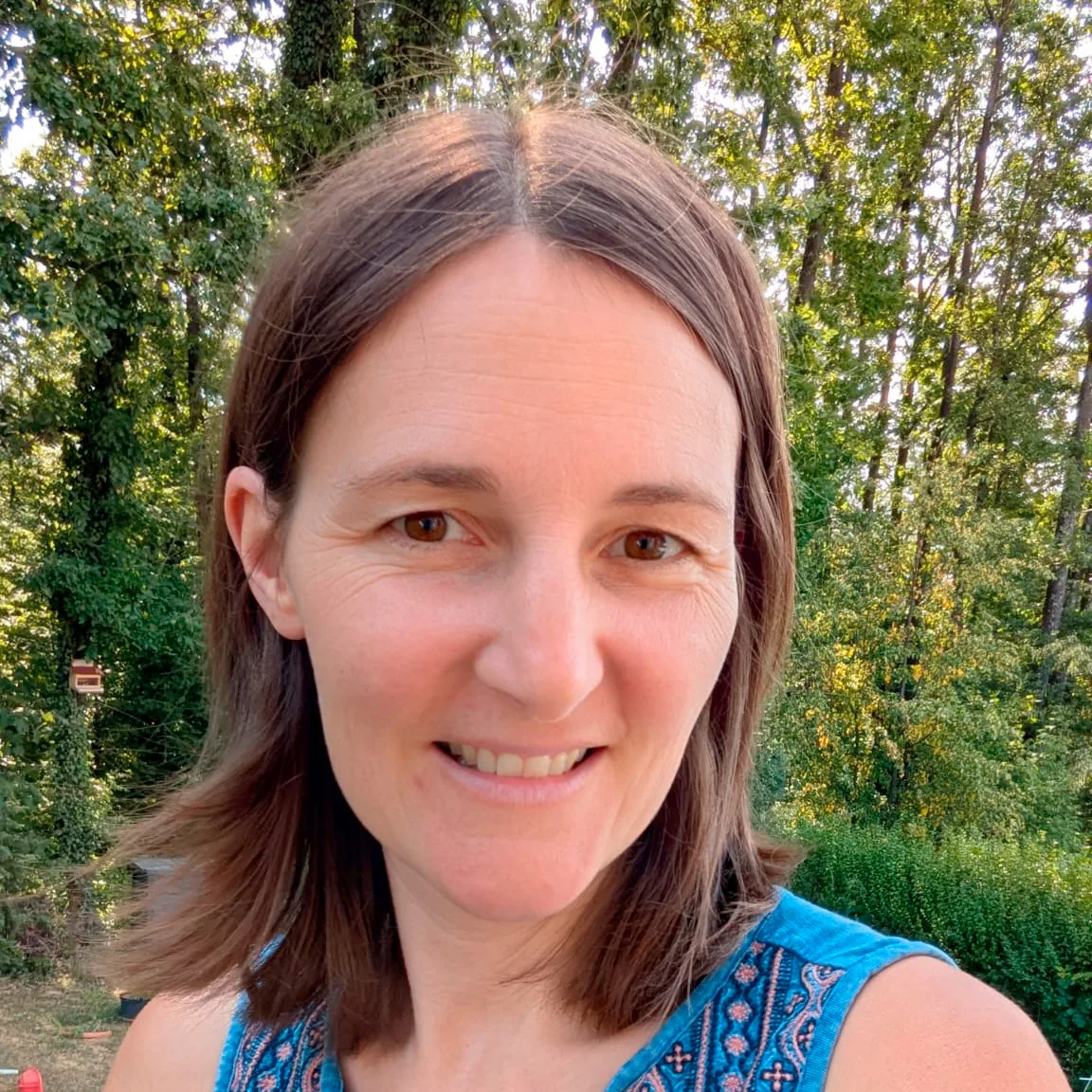 Chlorophyllkongress – Videokongress über Blattgrün von Maria Kageaki 10 Porträt einer Frau mittleren Alters mit schulterlangem blondem Haar und grauem Schal auf weißem Hintergrund