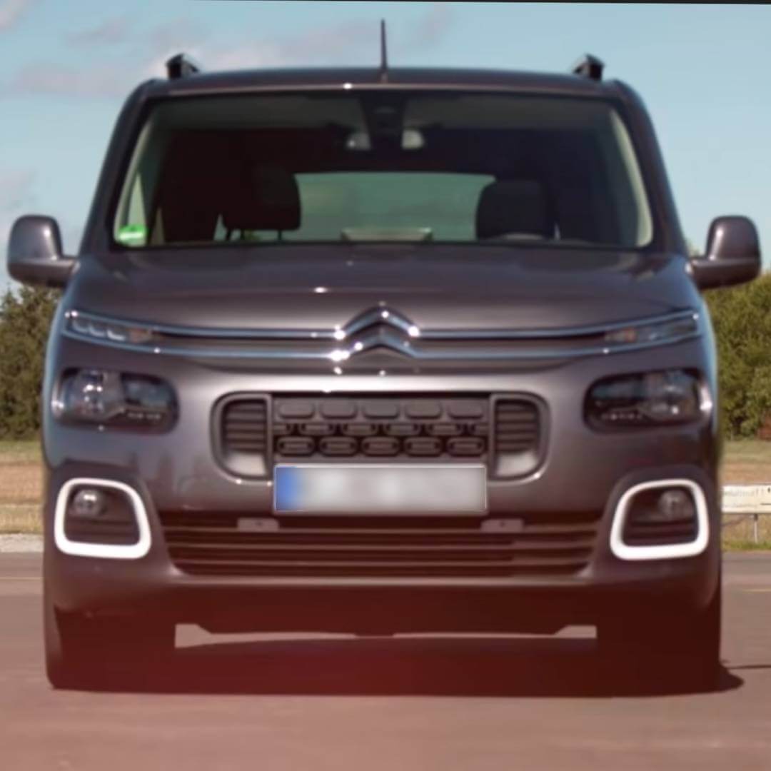 Citroen Berlingo III in Braun, Frontansicht auf Parkplatz mit Wiese im Hintergrund