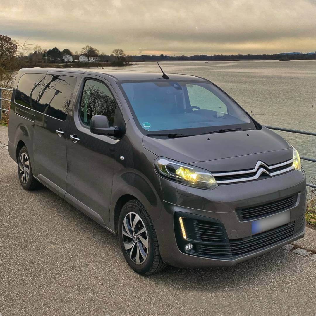 Citroen Spacetourer Cama doble – E-Book zum Doppelbett-Ausbau 2 Citroen Spacetourer grauer Kleinbus an einem See mit Landschaftshintergrund