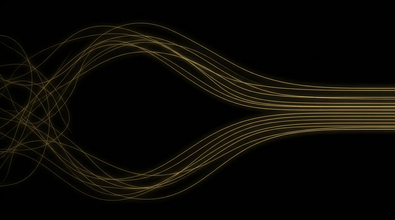 Abstrakte goldfarbene wellenförmige Linien, die sich von links nach rechts fließend bewegen auf schwarzem Hintergrund