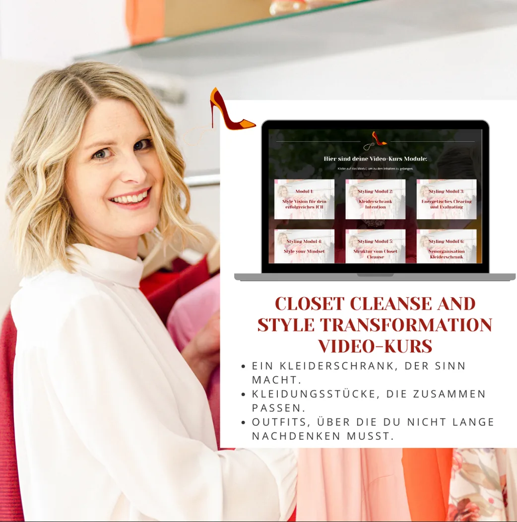 Sabine Walter in Wohnzimmer mit Laptop zeigt Closet Cleanse Video-Kurs Module