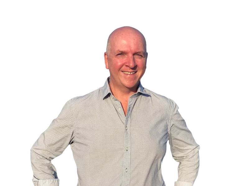 Portrait Torsten Jaeger, Bald männlicher Mensch mit beigem Hemd vor weißem Hintergrund
