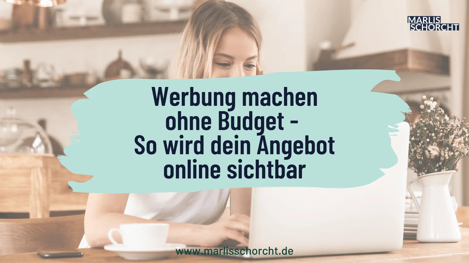 Marlis Schorcht arbeitet am Laptop mit mintgrünem Text-Overlay, Schreibtisch mit Blumenstrauß und Kaffee