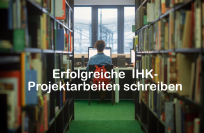 Bibliothek mit Büchern, Overlay-Text zu IHK-Projektarbeiten