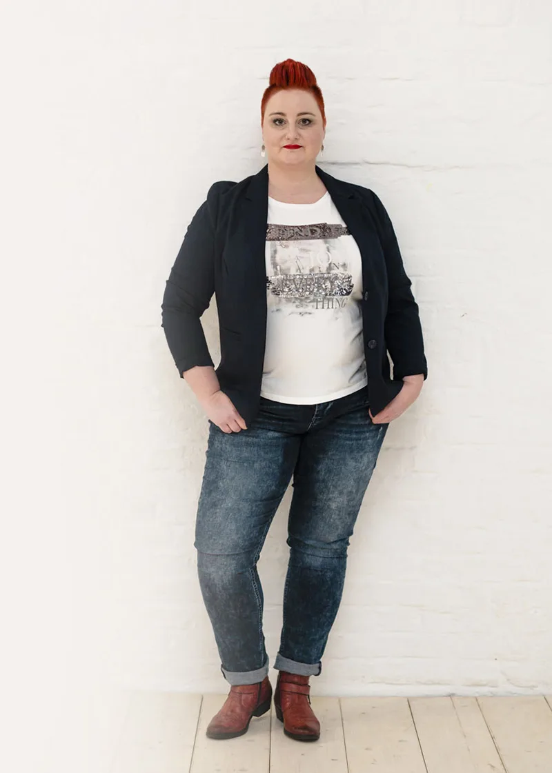 Silke Alpert in schwarzem Blazer und Jeans - Create Your Dream Legs Angebot