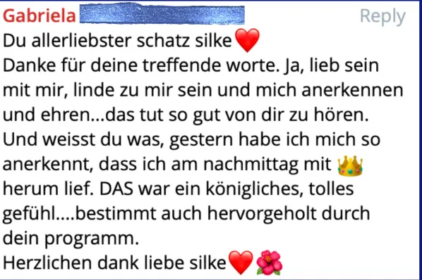 Frau in Sportkleidung trainiert ihre Beine mit Fokus auf Muskelaufbau