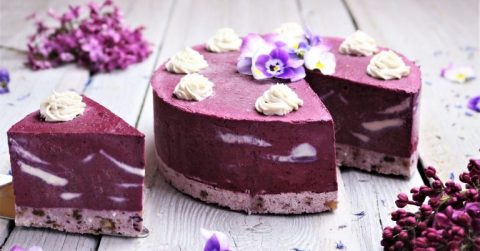 Cassis-Buttercreme Torte mit drei Stücken, weiße Creme und Blüten-Dekoration