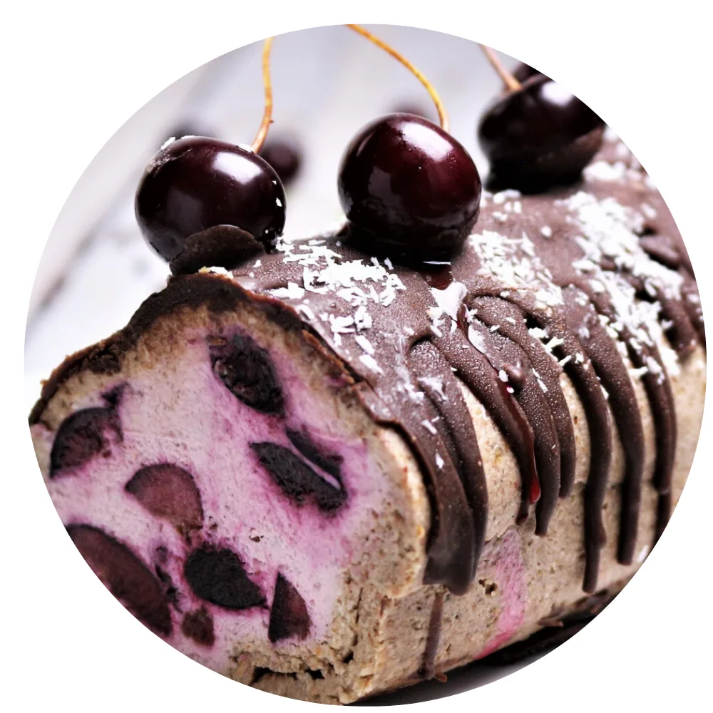 Dessert mit rosa-braunen Schichten, Schokolade und schwarzen Kirschen garniert