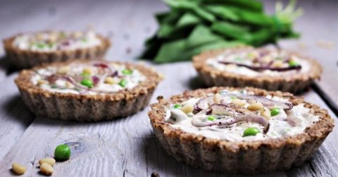 Bärlauchtarteletts mit Erbsen und Zedernüssen in Tartelettformen