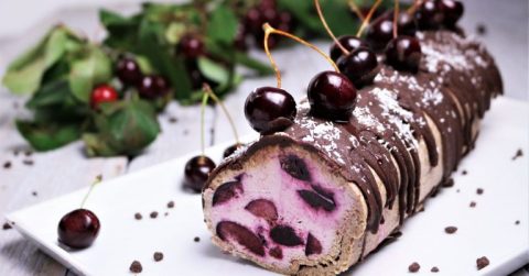 Topfenstrudel mit Kirschen, Schokolade und Kirschen-Füllung