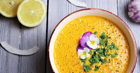 Himmlische Karottensuppe mit Ingwer, orange Creme mit Blüten und Zitrone