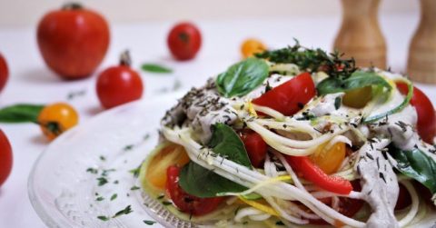 Cremige Pasta Alfredo Tricolore mit Tomaten, Basilikum und Käse
