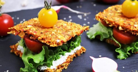 Würziges Maisbrot mit Hanfsaaten und Kurkuma, goldbraune Quadrate