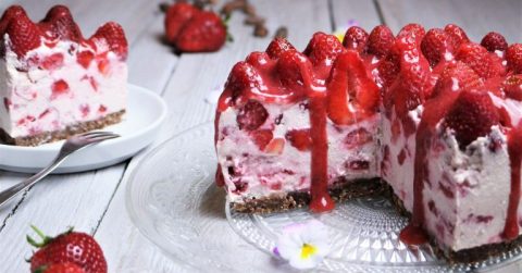 Leichte Erdbeer-Mascarpone Torte, Tortenportionen mit frischen Erdbeeren