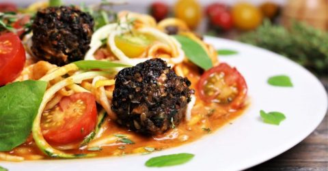 Pasta mit Hackfleischbällchen in feuriger Tomatensoße mit frischen Tomaten