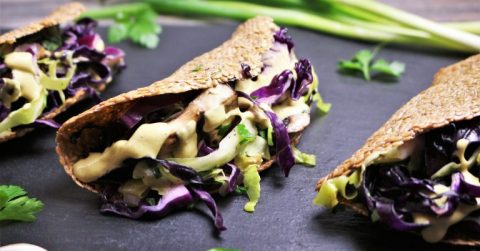 Goldene Taccos mit Kohlfüllung und Curryremoulade, Purple Cabbage Slaw