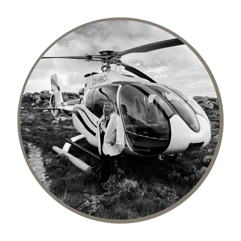 Schwarz-Weiß-Foto von Wibke Sommer neben einem Hubschrauber in der Natur