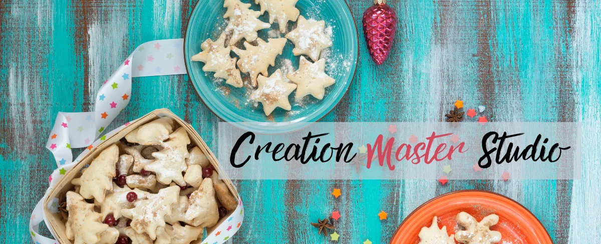 Creation Master Studio – Videokurs für mehr Projektfokus 5 Creation Master Studio Hero-Banner mit Weihnachtsplätzchen auf türkisem Holzhintergrund